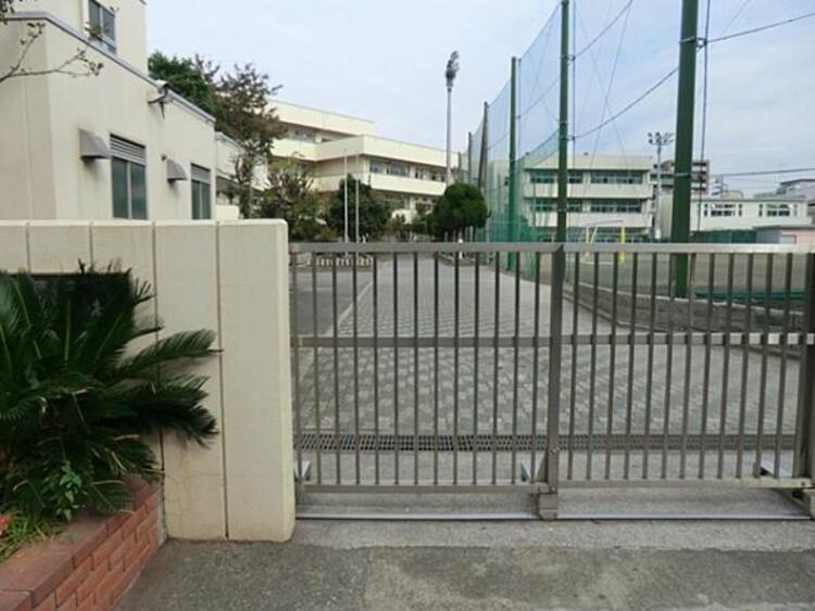 周辺 横浜市立鶴見中学校 　530m