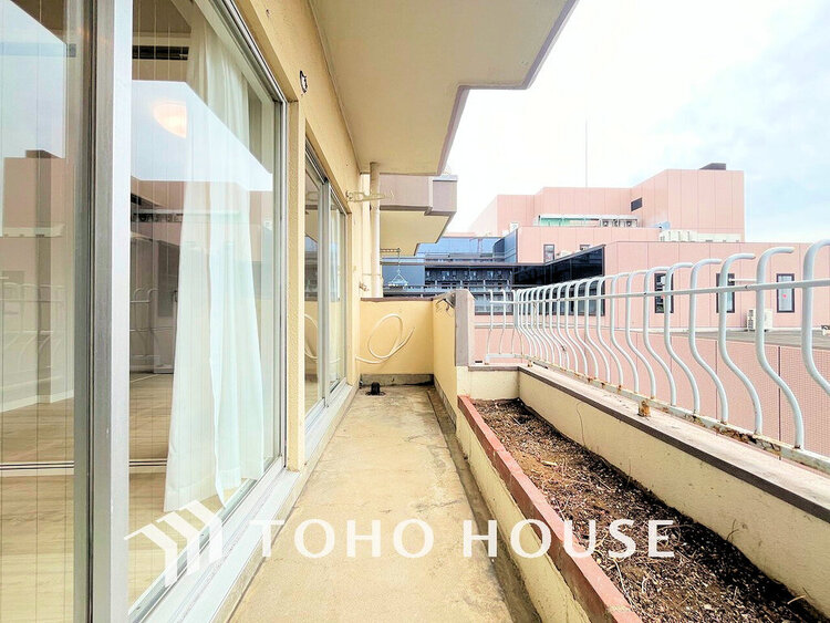 バルコニー 日当たりの良いバルコニーで晴れの日の洗濯物も楽しみになりますね