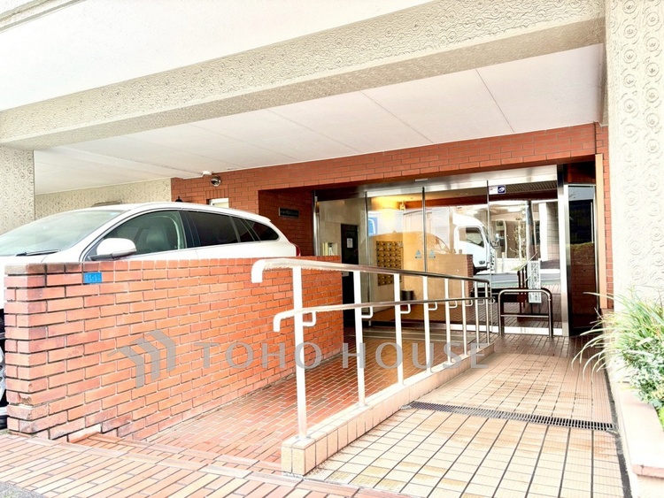外観 【エントランス】住まう方や訪れる人を優しく迎えてくれるエントランス。マンションの顔となる落ち着いた空間です。