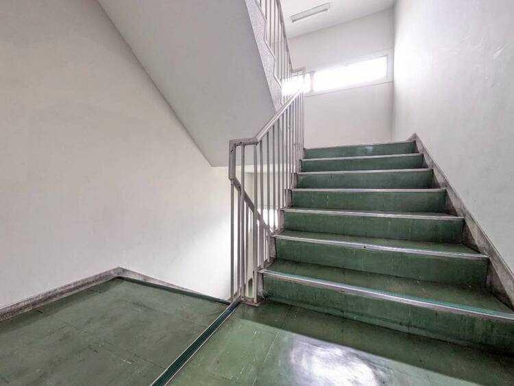 その他 共用部の階段です。明るく清潔に管理されています。