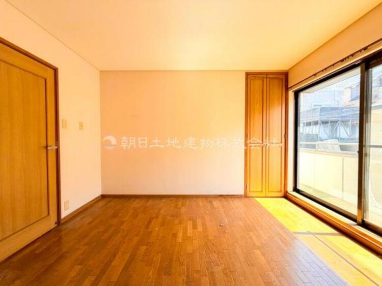 内装 穏やかな寛ぎあじわえるお部屋では有意義な時間がつくれます！大きな窓からと陽光が注がれる明るい空間！光もアクセントの一つとして。一人時間も充実したものにできるプライベートルームは日々を豊かにします！！