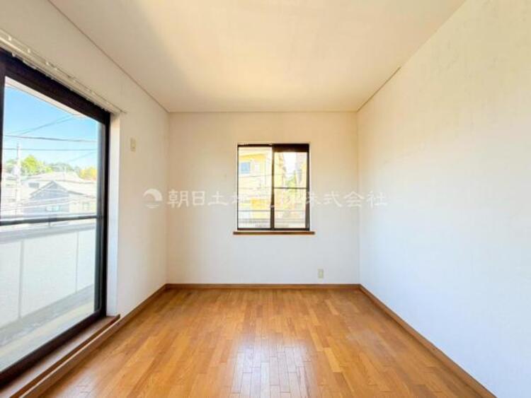 内装 穏やかな寛ぎあじわえるお部屋では有意義な時間がつくれます！大きな窓からと陽光が注がれる明るい空間！光もアクセントの一つとして。一人時間も充実したものにできるプライベートルームは日々を豊かにします！！