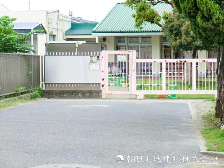 周辺 【鴨居保育園】840ｍ　定員122名と規模が大きく、園庭も広いです。地域と連携し、一人ひとりの成長に寄り添う保育が特徴です。
