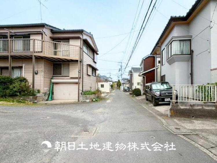 外観 【前面道路】前面道路は閑静な住宅地をはしる車通りの少ない道路。車の出し入れが苦手なママや小さなお子様にも安心です。