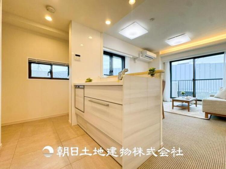 キッチン 【キッチン】住宅の主役でもあり、日常生活を過ごす上で重要な水回りでもあるからこそ機能性・デザイン性に拘りました。お掃除のしやすいシステムキッチンを設置しました。