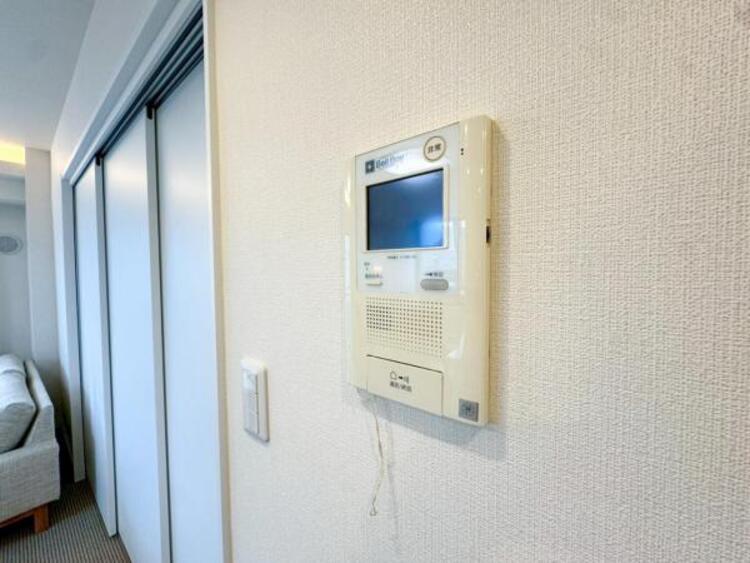 設備 【モニター付きインターホン】訪問者の確認が出来るので、セキュリティ対策にも最適のモニター付きインターホン。