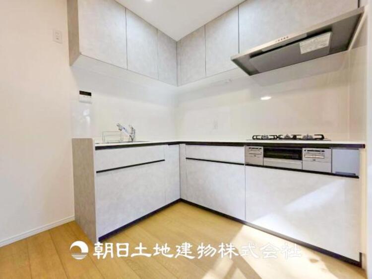 キッチン 【キッチン】シンプルで使いやすいデザインにこだわったキッチン。プライベートスペースを彩るインテリアとしての美しさと、快適な日常を支える機能性と強さがひとつになった自慢のキッチンです。