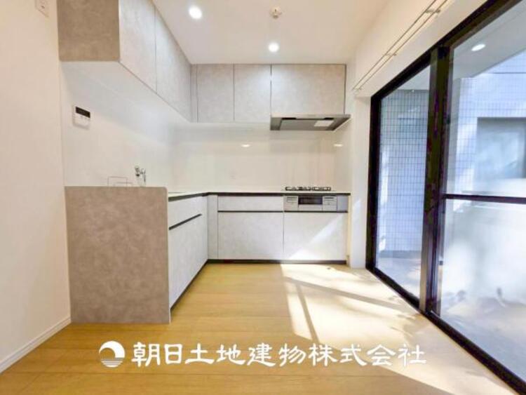 キッチン 【キッチン】住宅の主役でもあり、日常生活を過ごす上で重要な水回りでもあるからこそ機能性・デザイン性に拘りました。お掃除のしやすいシステムキッチンを設置しました。