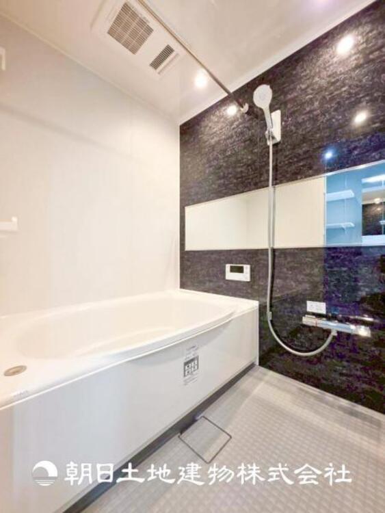 風呂 【浴室】半身浴もできる広々とした湯舟があり、浴室暖房乾燥機付きで冬でもポカポカです！