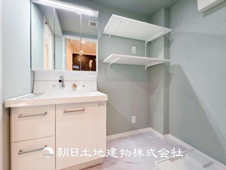 洗面 【洗面化粧台】広々とした洗面化粧台はたっぷり収納もさる事ながら、身だしなみチェックや歯磨きなど、朝の慌ただしい時間でも心に余裕とゆとりを作ってくれます。