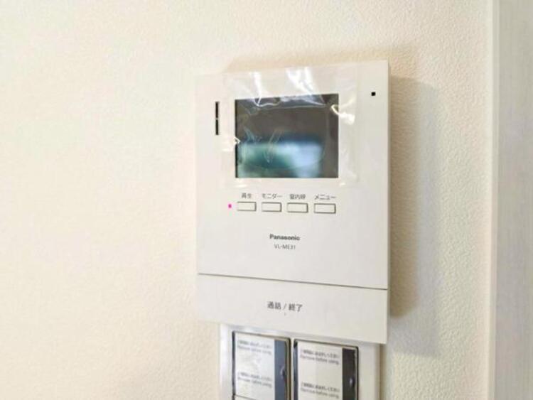 設備 【モニター付きインターホン】訪問者の確認が出来るので、セキュリティ対策にも最適のモニター付きインターホン。