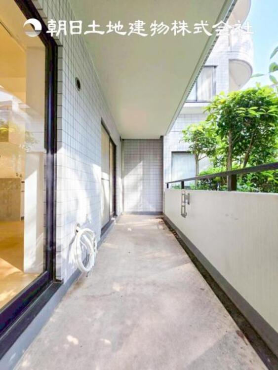 バルコニー 【バルコニー】温かい太陽を感じる事ができるのは、目の前に遮るものが無いから。彼方に広がる風景が絵画のように広がります。