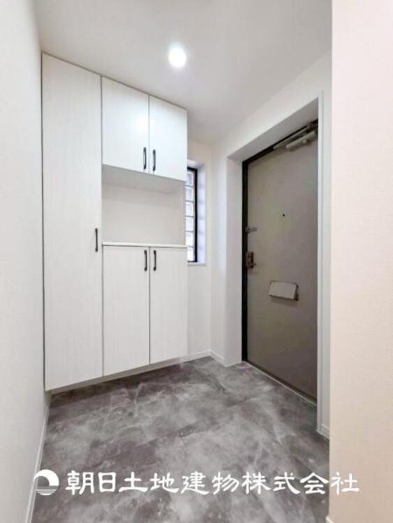 その他 【玄関】家族の帰り、遊びに来る友人、知人を優しく迎え、温もりに満ちた生活空間を予感させる。帰りたい家がここにあります。