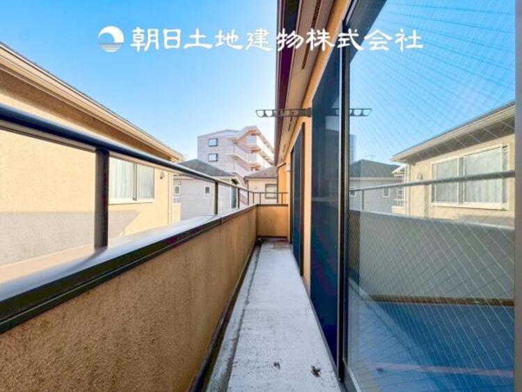 バルコニー 【バルコニー】温かい太陽を感じる事ができるのは、目の前に遮るものが無いから。彼方に広がる風景が絵画のように広がります。