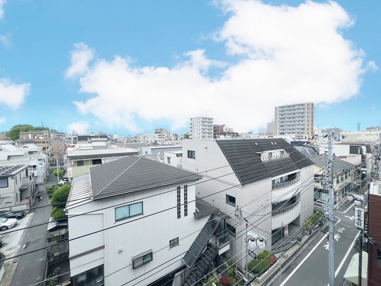 バルコニー 窓を開けると広がる青空。心をリフレッシュして日々を過ごしていきましょう。