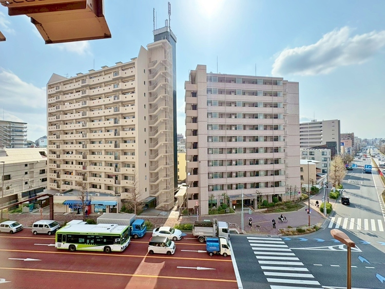 バルコニー 窓を開けると広がる青空。心をリフレッシュして日々を過ごしていきましょう。