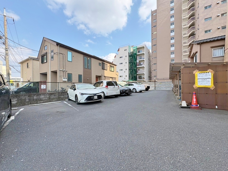 駐車場 本物件の駐車スペースです。車種制限のある場合もございますので、お気軽にお問い合わせくださいませ。