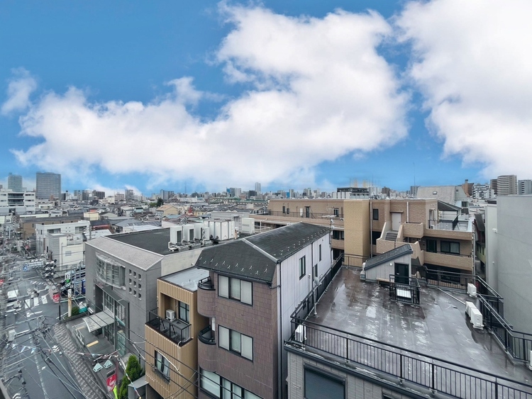バルコニー 窓を開けると広がる青空。心をリフレッシュして日々を過ごしていきましょう。