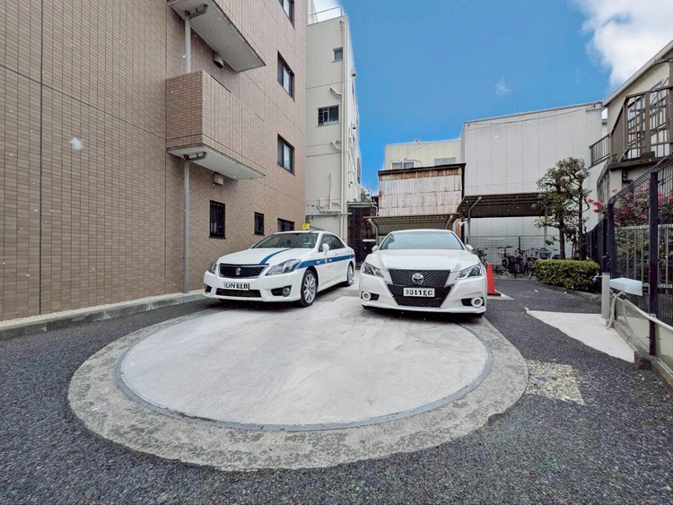 駐車場 本物件の駐車スペースです。車種制限のある場合もございますので、お気軽にお問い合わせくださいませ。