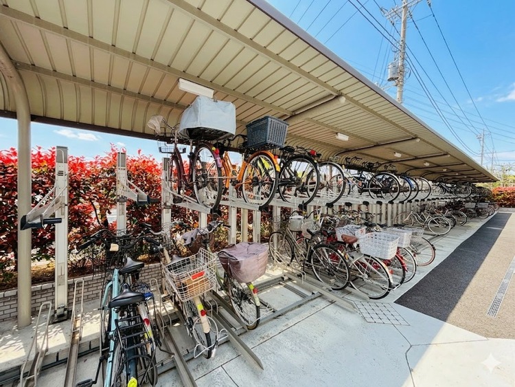 設備 きちんと整備された駐輪場。住む方の心遣いが感じられます。
