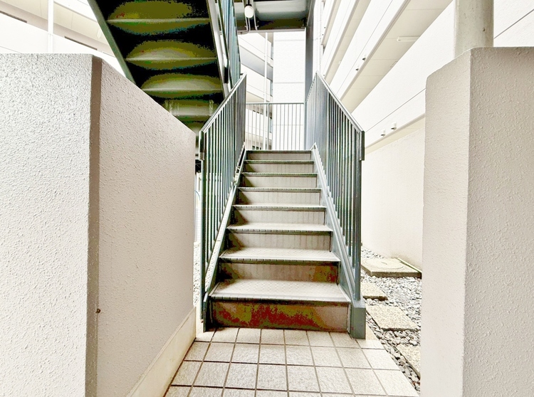 その他 落ち着いた雰囲気の階段。手すりも常設しているので、ゆったりお使いになれます。