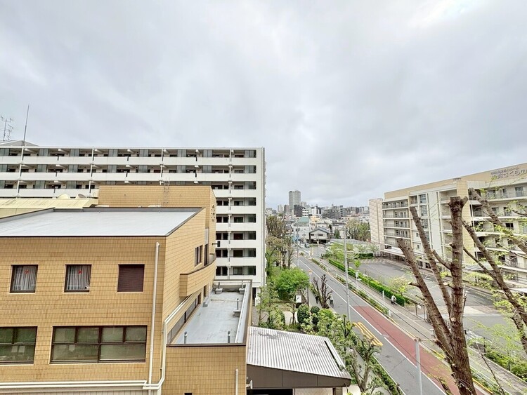 バルコニー 窓を開けると広がる青空。心をリフレッシュして日々を過ごしていきましょう。