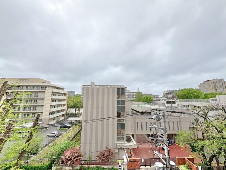 バルコニー 頬をなでる、優しい風を感じることが出来ます。