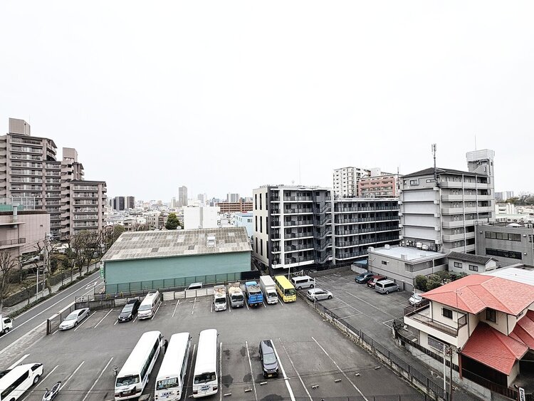 バルコニー 窓を開けると広がる青空。心をリフレッシュして日々を過ごしていきましょう。