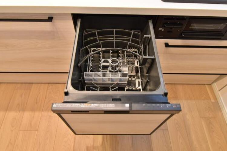 設備 食器洗浄乾燥機　食器の後片付けに便利な食器洗浄乾燥機を標準装備。ビルトインタイプなので見た目もスッキリ、特に共働き世帯のご家族には必須品です。