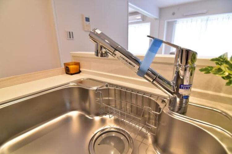 設備 浄水器付きキッチン水栓　キッチンの水栓には、浄水器を標準装備。水道水をそのまま飲むことができ、お米などをおいしく炊くことも可能です。