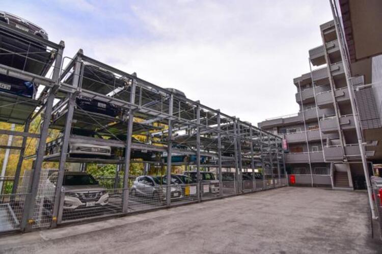 駐車場 機械式駐車場のため、全ての車でいたずらや盗難の危険が減ります。