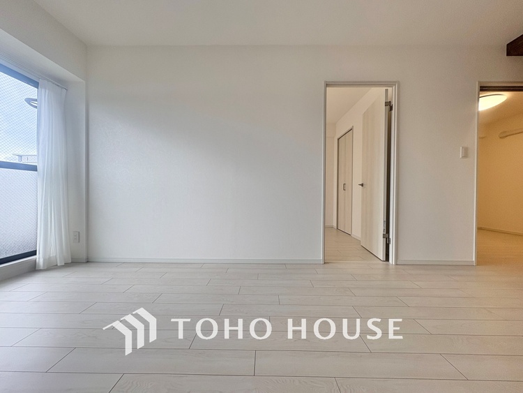 内装 ◆サンサンと◆差し込む太陽の光がこのリビングに笑いをもたらす。ソファの上のクッションがポカポカした暖気にぬくぬくと微睡んでいる。