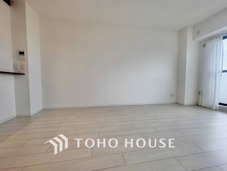 内装 ここはみんなが集い、食事と楽しい会話が始まる場所。話に夢中になりすぎて、ついつい時を忘れ、夜半過ぎになってしまう。そんな束の間の幸せを感じさせてくれます。