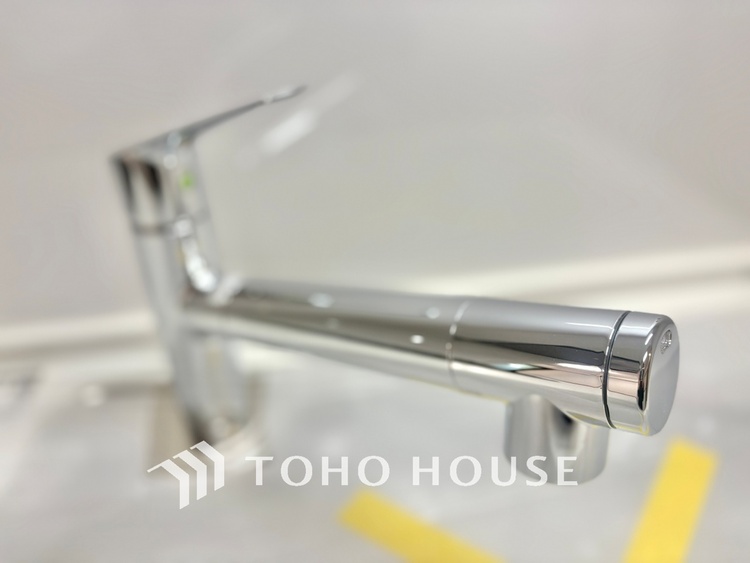 キッチン キッチンは家族の絆を育む大切な空間。シンプルで使い易いシステムキッチンで愉しく作る料理は愛情のある美味しいご馳走に。家族で使えるダイニングキッチンです。