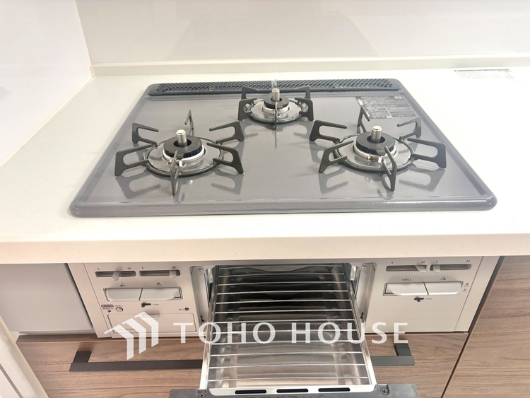 キッチン 毎日料理をする、料理が好き、家族が多くて量を作る必要がある、等の方々にとっては必須の３口コンロ。同時進行で効率アップはもちろん鍋を移動する回数が減り、無駄な動きを軽減することが出来ます。