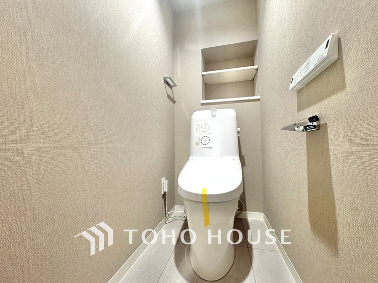 トイレ 清潔感あるホワイト調のクロスと温もり溢れるモダンカラーの床材が見事に調和した本邸宅は、毎日の生活を少しでも快適に過ごして頂ける様に落ち着いた雰囲気作りから行っています。