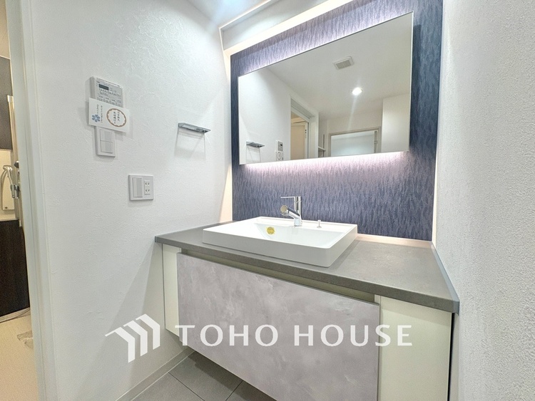 洗面 気持ちの良い朝をつくりだし、夕方には笑顔を取り戻させてくれるミラー。パウダールームはいつでも本来の自分を取り戻せる空間。明るく仕上げてあります。