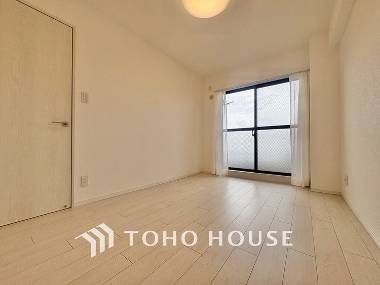 内装 使いやすく、明るい洋室に仕上がります。子供部屋や趣味のお部屋にご利用できます。ご自身で家具などを配置し、素敵な空間を創り上げられます。