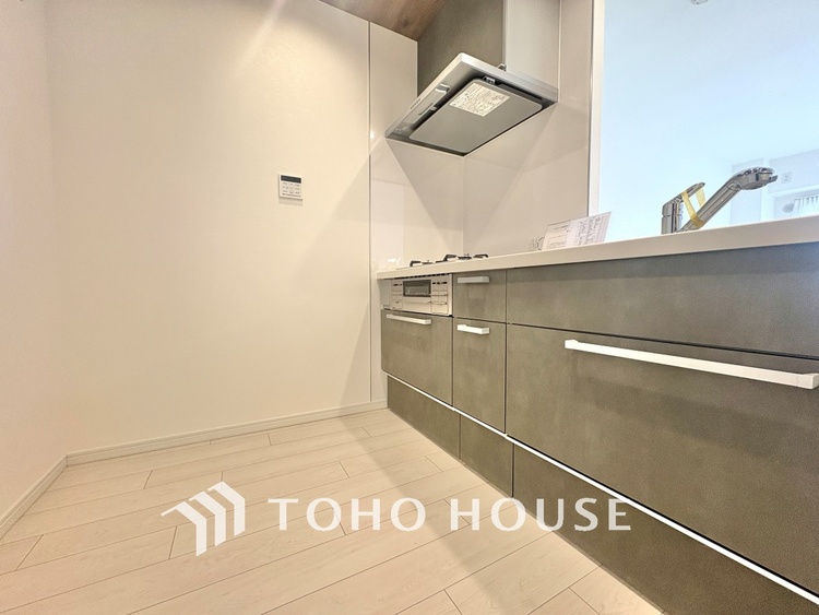 キッチン 手元の収納から、足元の収納までが全てスライド式で、奥のスペースまで有効に活用できます。奥まで上から見渡せるので、たまにしか使わない調理器具もサッと取出せます。