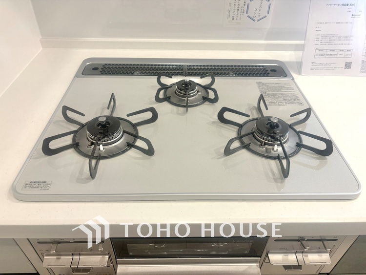 キッチン ◆愛育◆キッチンは家族の絆を育む大切な空間。シンプルで使い易いSystemKitchenで愉しく作る料理は愛情のある美味しいご馳走に。家族で使える広々としたダイニングキッチンです。