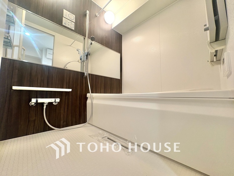 風呂 【浴室】《一日の疲れを落としてくれる場所は、落ち着く場所でなければならない》　高級感溢れるカラーと大きさ・柔らかな曲線で構成された半身浴も楽しめるバスタブが心地よさをもたらします。