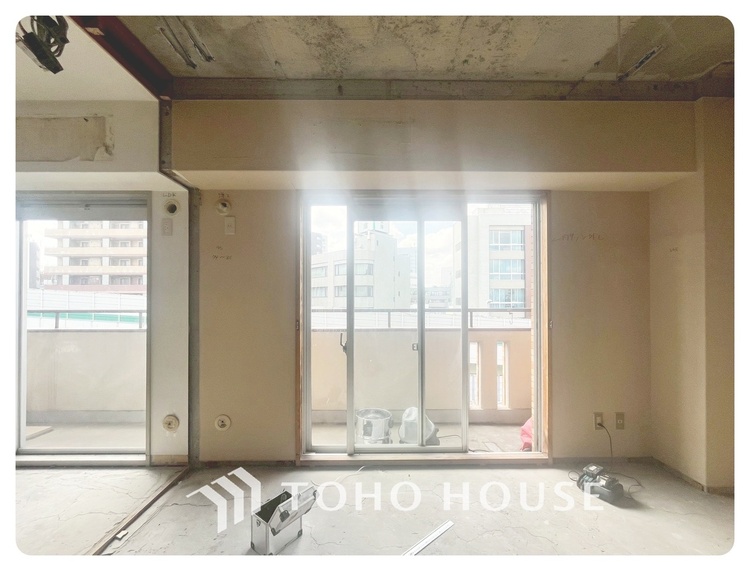 内装 現在改装中◆陽光◆が差し込む。この開放的なLDKに家族の笑顔が集う。家族が一緒に過ごす空間は明るく、そして居心地よく。