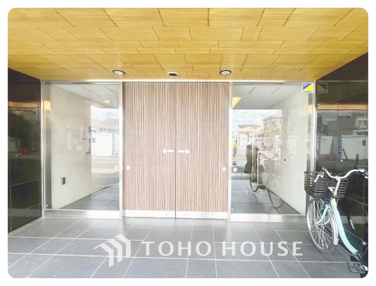 エントランス 【ENTRANCE】◆家族◆家で家族と過ごす時間は限られている。帰りを待つ家族の元へと急ぐときの弾む思い。そんな思いを引き立てる邸宅。