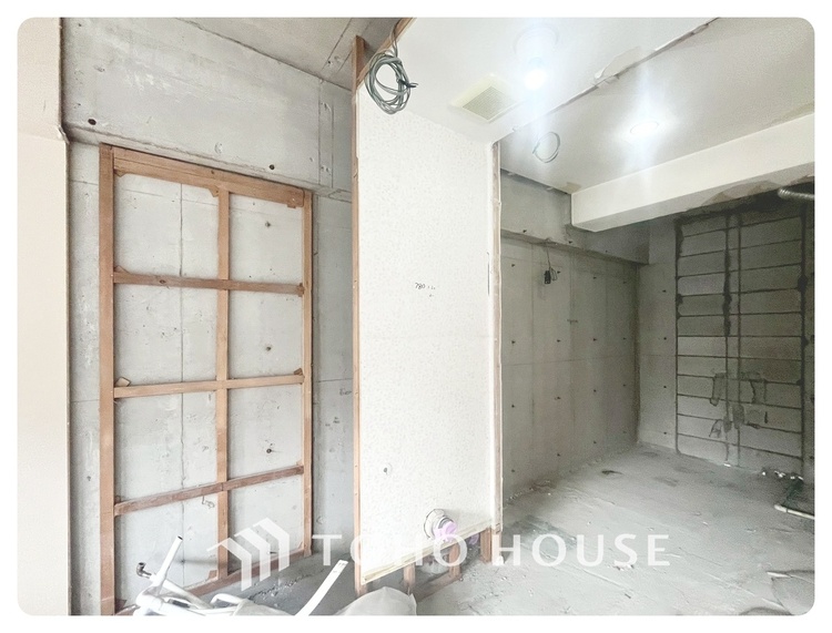 洗面 現在改装中◆快適◆煌びやかな暮らしの中にも忘れたくない快適さ。大きな収納が助けてくれます。