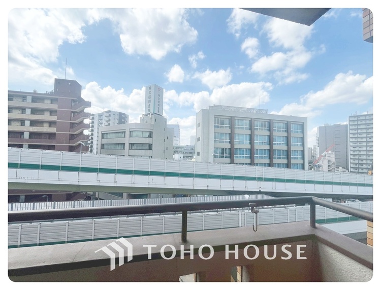 その他 【BALCONY】◆BLUE SKY◆自然の心地よさに包まれる。大開口の外に広がるのは爽やかな青空。