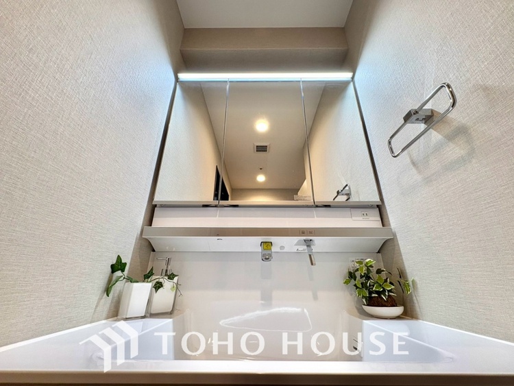 洗面 【WASHROOM】◆快適◆煌びやかな暮らしの中にも忘れたくない快適さ。大きな収納が助けてくれます。