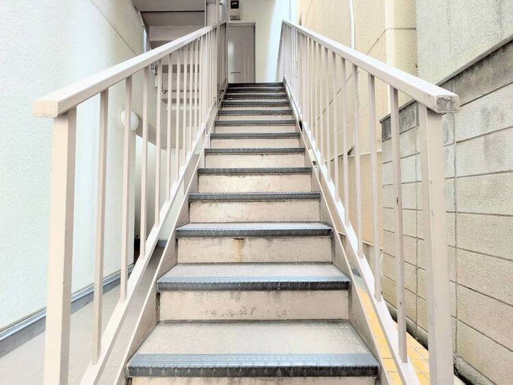 その他 共用部の階段です。明るく清潔に管理されています。