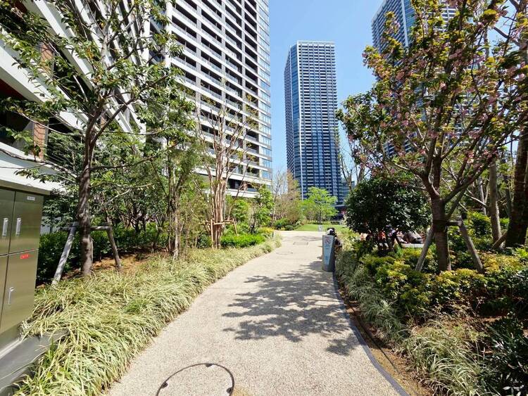 その他 【中庭】マンションの敷地内には、中庭もございます。