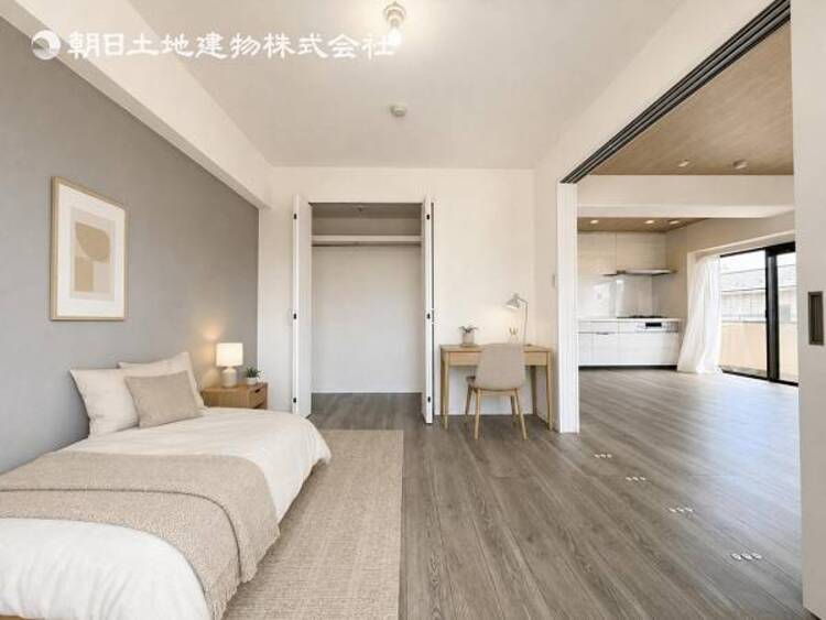 内装 穏やかな寛ぎあじわえるお部屋では有意義な時間がつくれます！大きな窓からと陽光が注がれる明るい空間！光もアクセントの一つとして。一人時間も充実したものにできるプライベートルームは日々を豊かにします！！ 