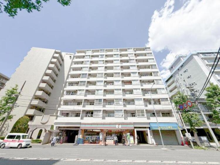 外観 開放感があり日当りも良好です！目の前に広がる開放感とゆとり。暮らしの夢を育む住まいがここにあります！穏やかな風と陽光を導き、プライバシーに配慮された設計プランで居住性を一段と心地よいものにしています！ 